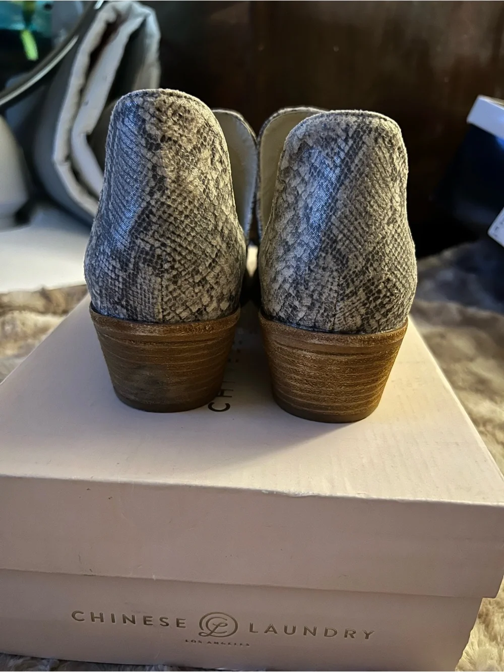 Chinese Laundry Gray/White Snake Print Pointed Toe Slip-On Block Heel Pumps US 7